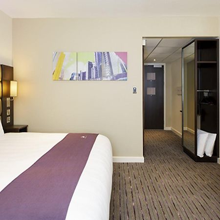 Premier Inn Хоршъм Екстериор снимка