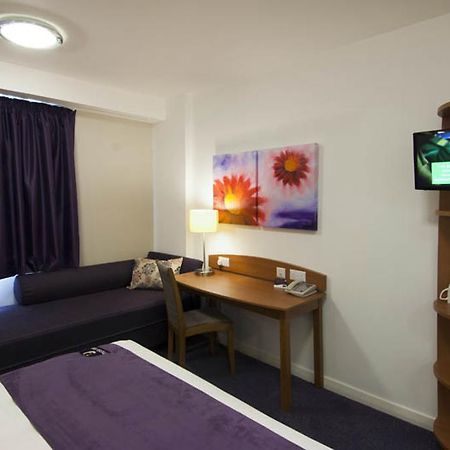Premier Inn Хоршъм Екстериор снимка