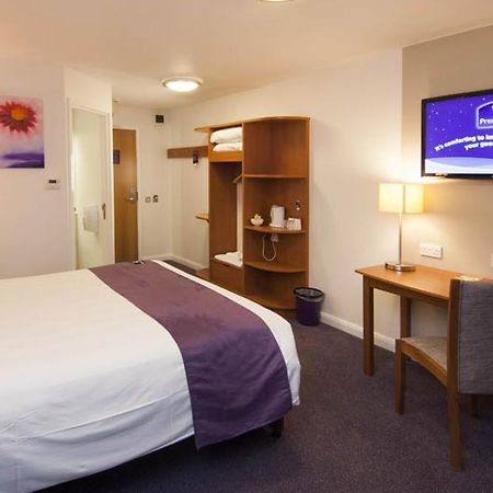 Premier Inn Хоршъм Екстериор снимка