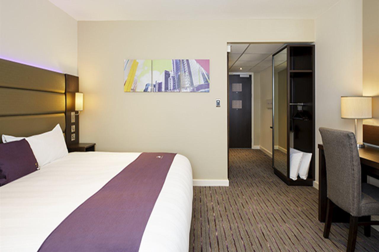 Premier Inn Хоршъм Екстериор снимка