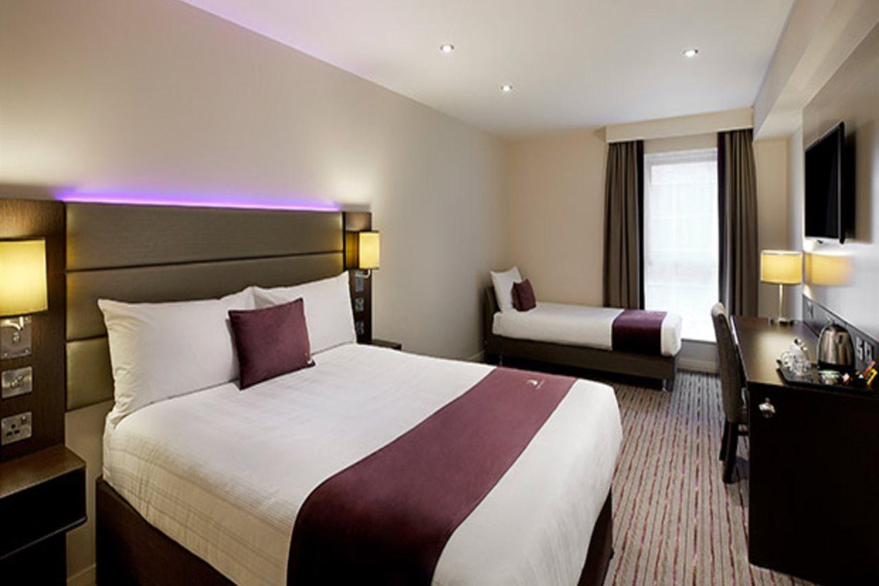 Premier Inn Хоршъм Екстериор снимка