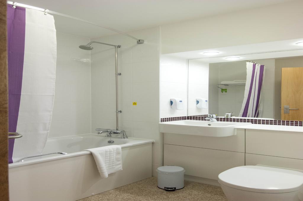 Premier Inn Хоршъм Екстериор снимка