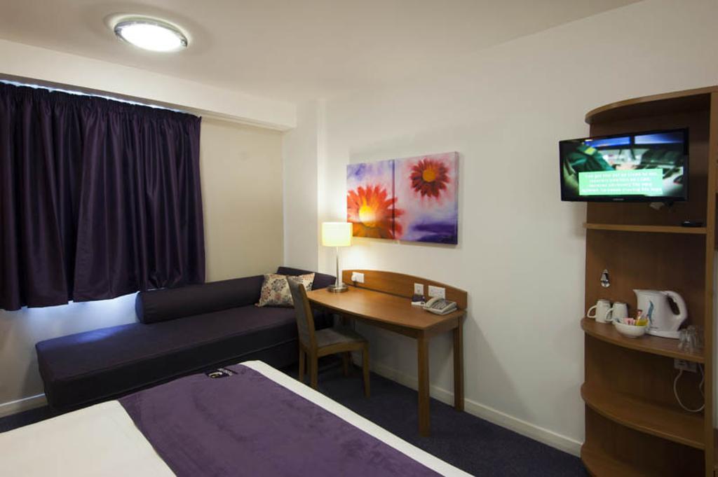 Premier Inn Хоршъм Екстериор снимка