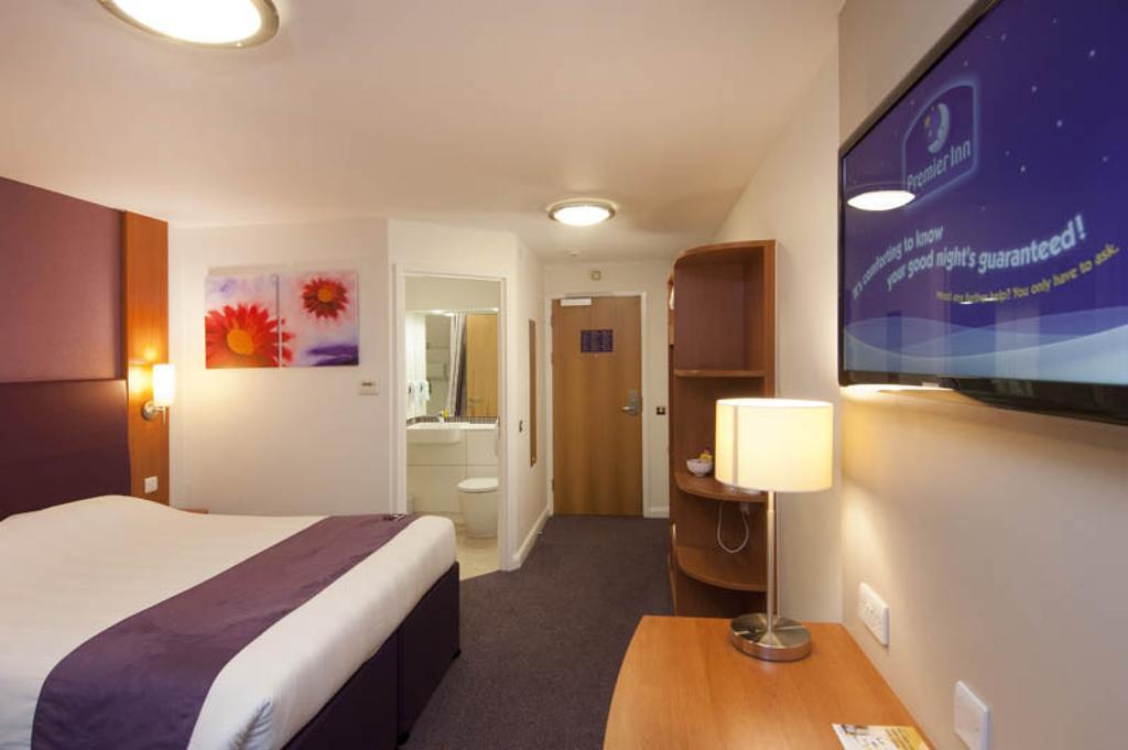 Premier Inn Хоршъм Екстериор снимка