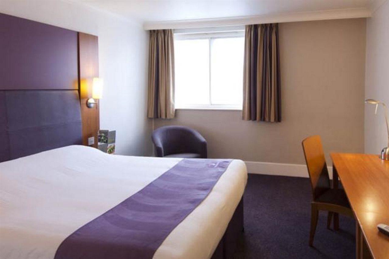 Premier Inn Хоршъм Екстериор снимка