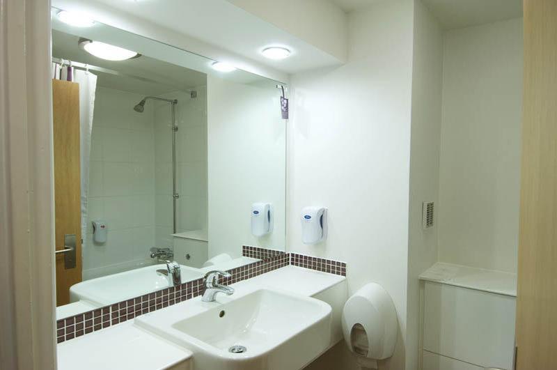 Premier Inn Хоршъм Екстериор снимка