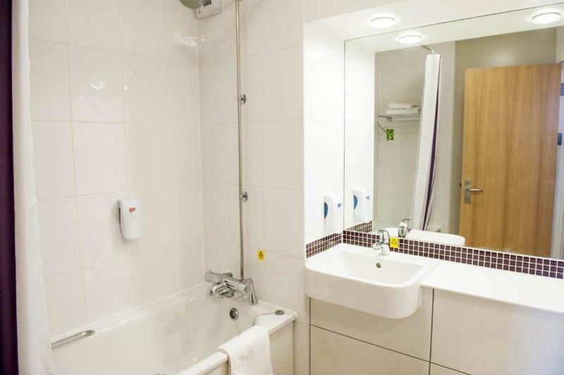 Premier Inn Хоршъм Екстериор снимка