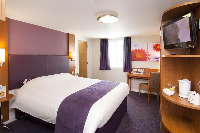 Premier Inn Хоршъм Екстериор снимка