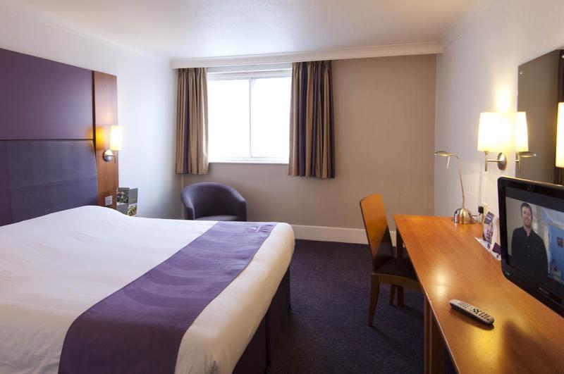 Premier Inn Хоршъм Екстериор снимка