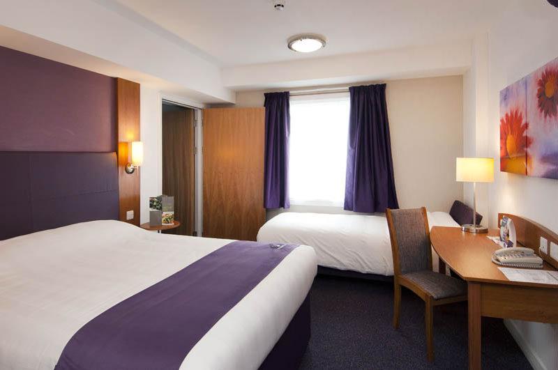 Premier Inn Хоршъм Екстериор снимка