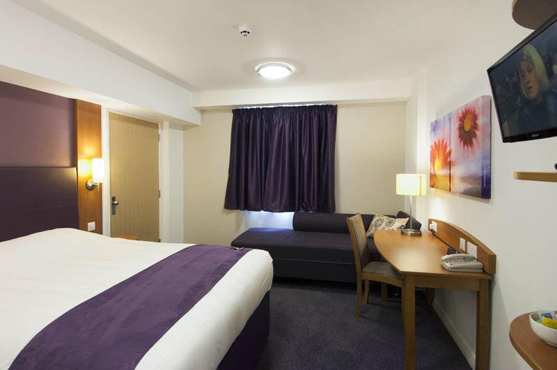 Premier Inn Хоршъм Екстериор снимка