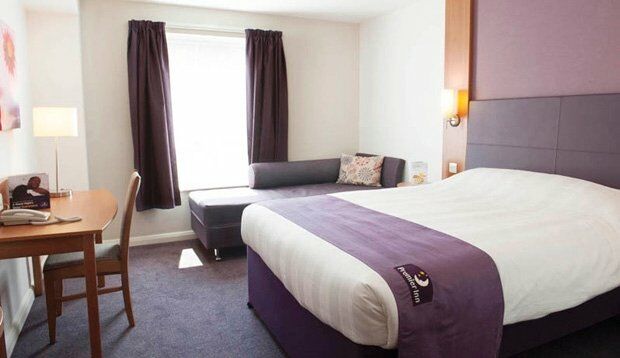Premier Inn Хоршъм Екстериор снимка